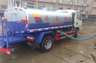 龍巖5噸灑水車價(jià)格分析及工地灑水車應(yīng)用指南